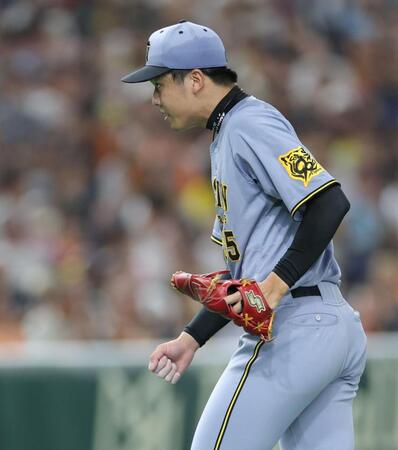 　２回、ピンチをしのぎ、ガッツポーズする才木（撮影・西岡正）