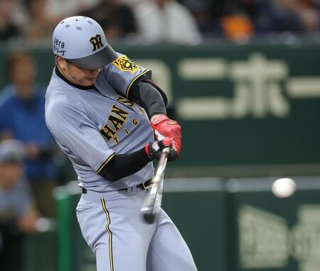 　３回、左前打を放つ才木（撮影・西岡正）