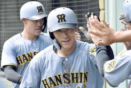 　３回、２ランを放ちナインに迎えられる福島