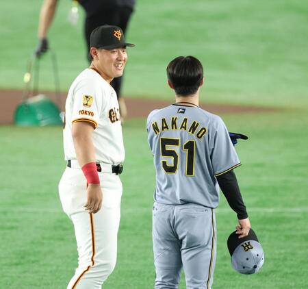 　中野と笑顔の岡本＝１７日