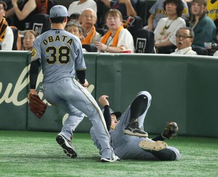 　５回、中山の邪飛を好捕する佐藤輝（撮影・金田祐二）