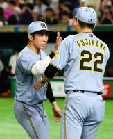 　巨人に勝利し、藤川監督とタッチを交わす石井