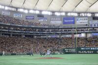 　８回、ファンが注目する中、力投する石井（撮影・西岡正）