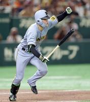 　先制打を放ち、ガッツポーズする高寺（撮影・西岡正）