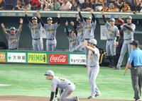 　４回、高寺（手前）の先制打に盛り上がる阪神ベンチ（撮影・金田祐二）