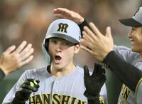 　４回、適時打を放った高寺はナインから手荒い祝福を受ける（撮影・田中太一）