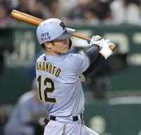 　４回、右前適時打を放つ坂本（撮影・西岡正）