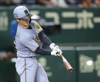 　７回、中前打を放つ坂本（撮影・西岡正）