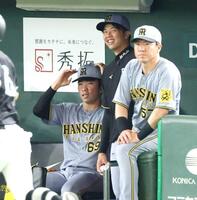 　８回、無失点に抑えた石井（左）を祝福する才木（撮影・金田祐二）