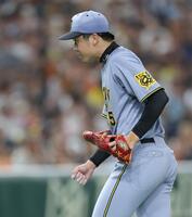 　２回、ピンチをしのぎ、ガッツポーズする才木（撮影・西岡正）