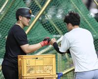 　前川にあいさつされる岡本（撮影・田中太一）