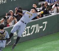 　５回、リチャードの飛球を好捕する佐藤輝（撮影・伊藤笙子）