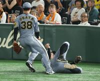 　５回、中山の邪飛を好捕する佐藤輝（撮影・金田祐二）