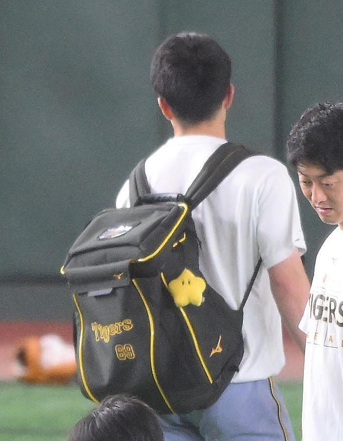 　石井のリュックについているキーホルダー（撮影・伊藤笙子）