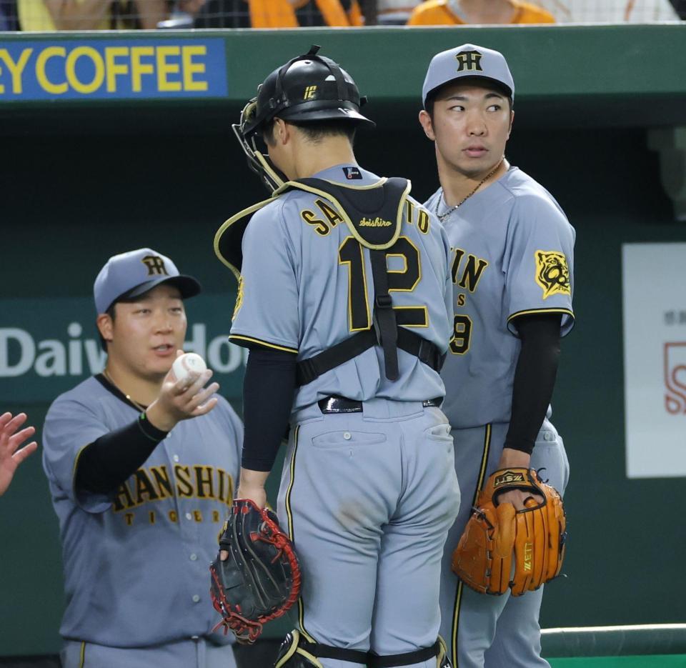 　８回、日本記録を更新し、試合球を大山（左）から渡される石井（撮影・西岡正）