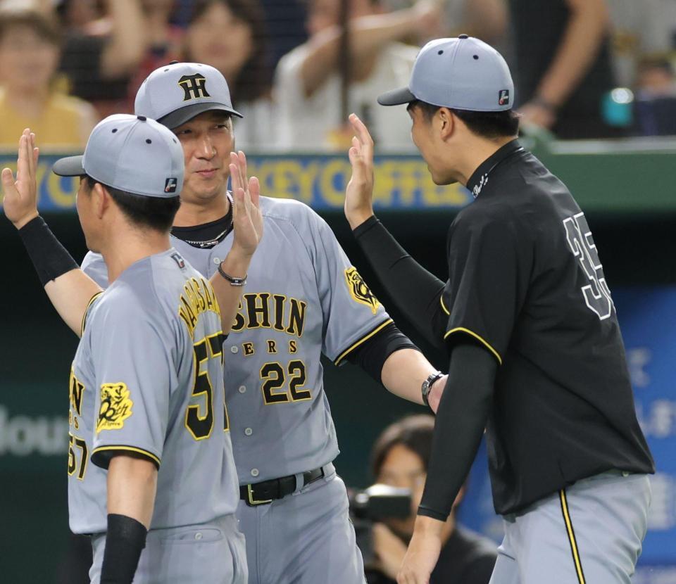 　１１勝目を挙げた才木（右）を迎える藤川監督（撮影・西岡正）