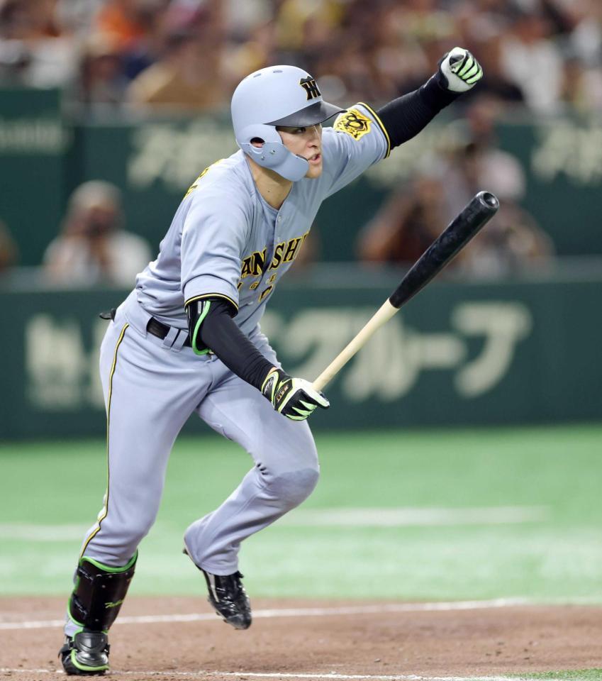 　先制打を放ち、ガッツポーズする高寺（撮影・西岡正）