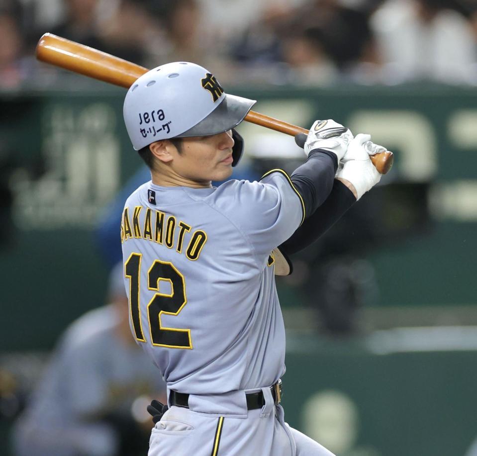 　４回、右前適時打を放つ坂本（撮影・西岡正）