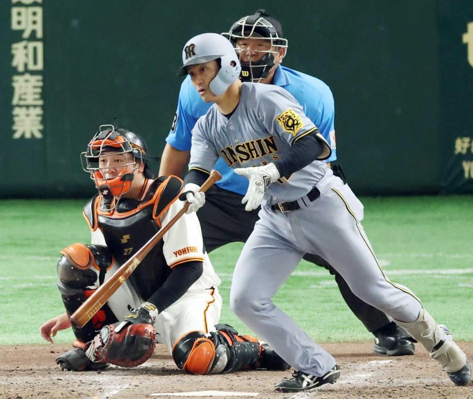 　４回、右前適時打を放つ坂本（撮影・金田祐二）