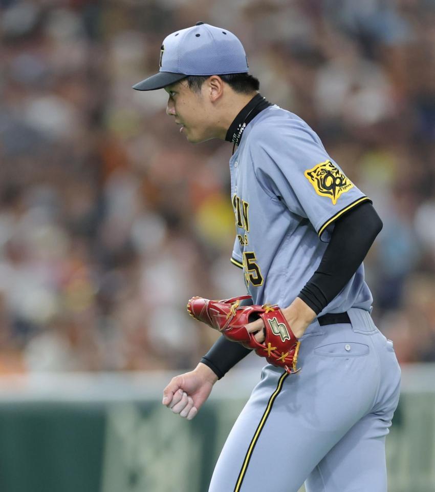 　２回、ピンチをしのぎ、ガッツポーズする才木（撮影・西岡正）