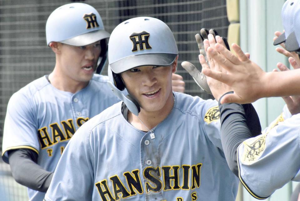 　３回、２ランを放ちナインに迎えられる福島