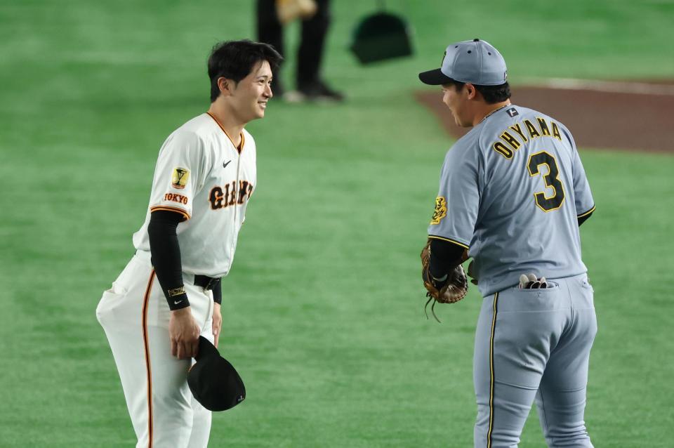 　言葉を交わす泉口と大山（撮影・金田祐二）