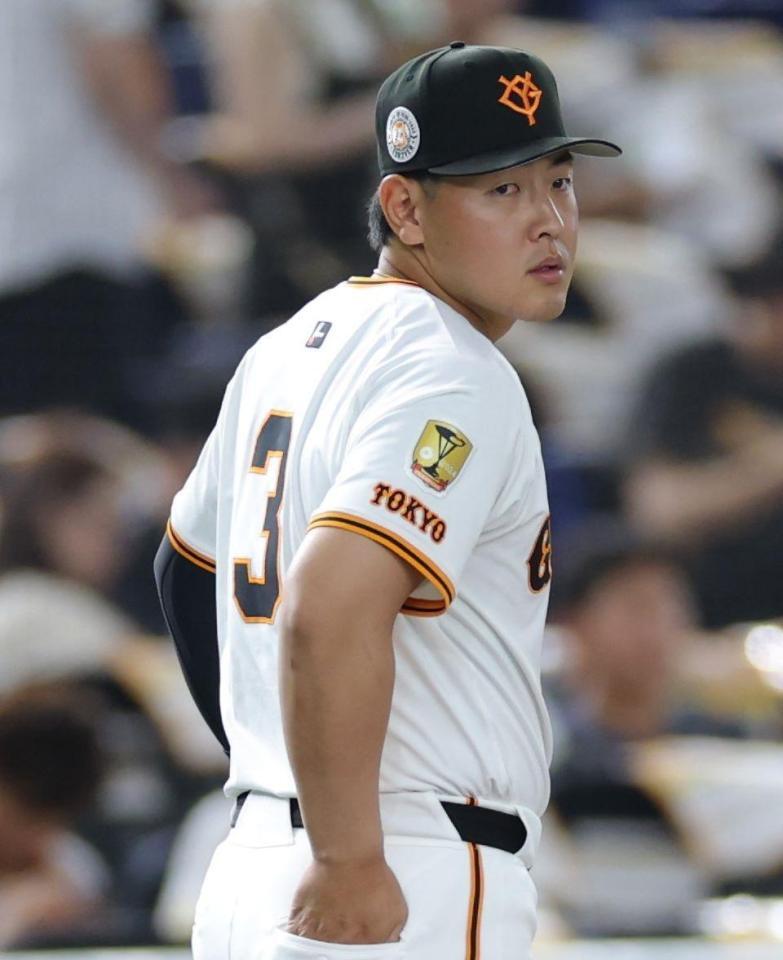 　背番号「３」のユニホームで試合に臨む岡本（撮影・西岡正）