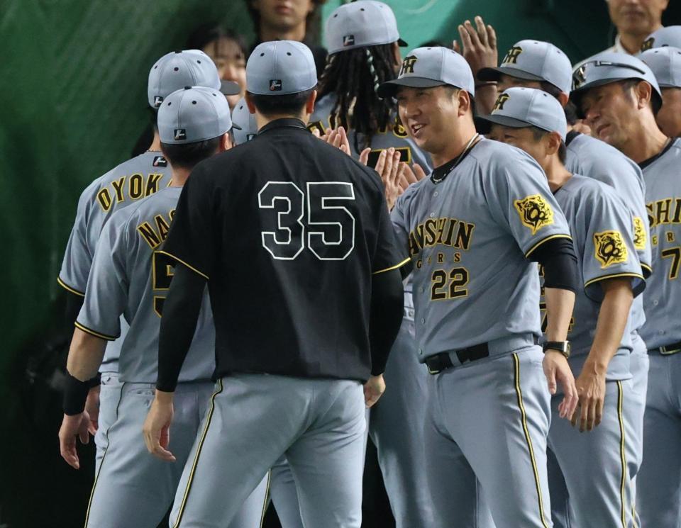 　才木らナインを迎え笑顔の藤川監督（撮影・金田祐二）