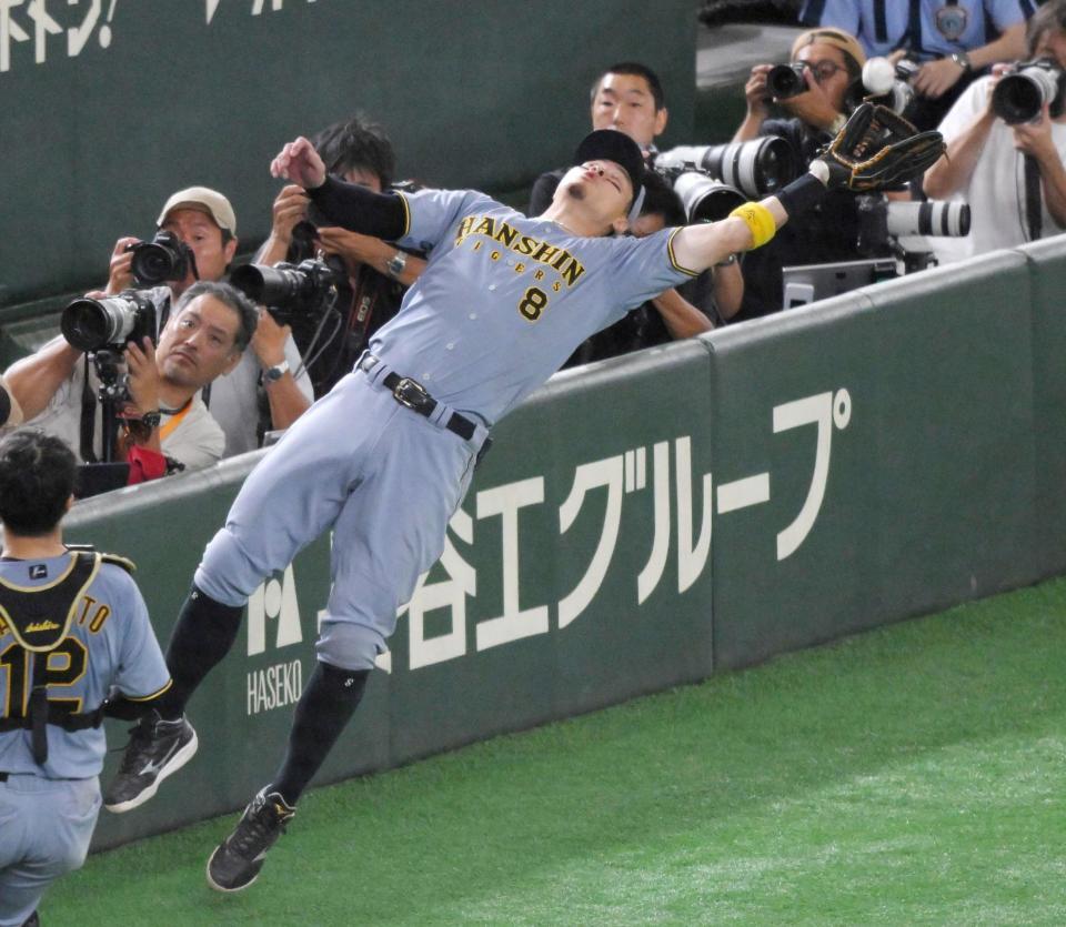 　５回、リチャードの飛球を好捕する佐藤輝（撮影・伊藤笙子）