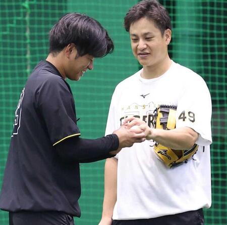 　大竹（右）からアドバイスを受ける高橋（撮影・北村雅宏）