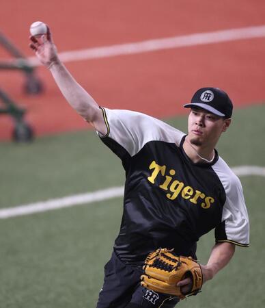 　キャッチボールで変化球を投じる佐藤輝（撮影・北村雅宏）