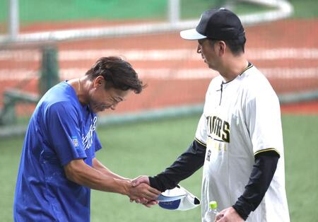 　試合前、大島と握手を交わす藤川監督（右）＝撮影・北村雅宏