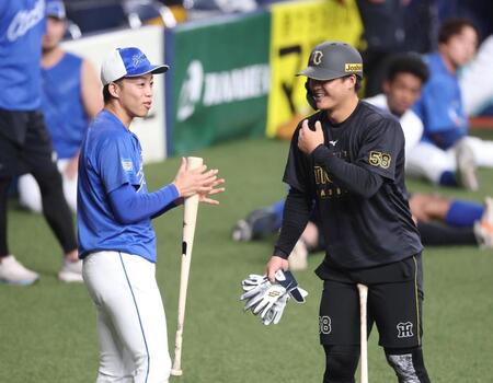 　試合前、岡林と談笑する前川（右）＝撮影・北村雅宏
