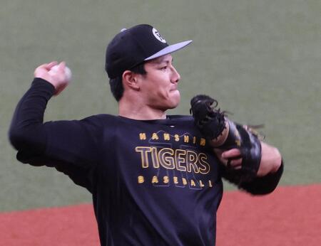 　ノックを受け送球する栄枝（撮影・田中太一）