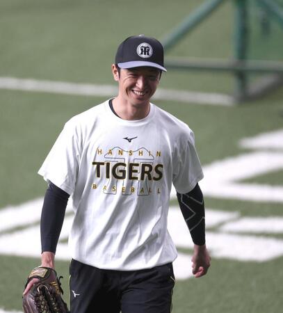 　笑みを含みながらベンチ奥へ向かう近本（撮影・北村雅宏）