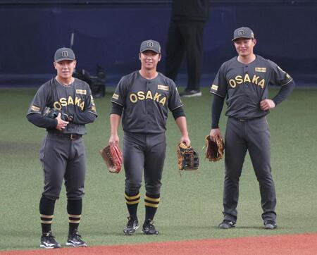 　シートノックを見守る（左から）豊田、井坪、森下（撮影・立川洋一郎）