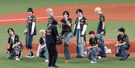 　試合前、ライブパフォーマンスを見せる＆ＴＥＡＭ（撮影・立川洋一郎）