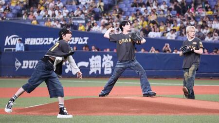 　始球式をする＆ＴＥＡＭのメンバー（撮影・田中太一）