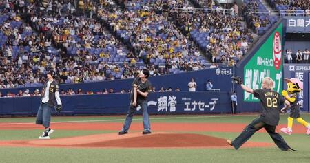 　ファーストピッチセレモニーを務める＆ＴＥＡＭのメンバー（撮影・北村雅宏）