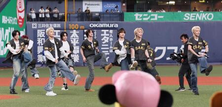 　試合前、ライブパフォーマンスを行う＆ＴＥＡＭ（撮影・北村雅宏）