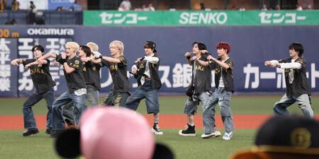 　試合前、ライブパフォーマンスを行う＆ＴＥＡＭ（撮影・北村雅宏）