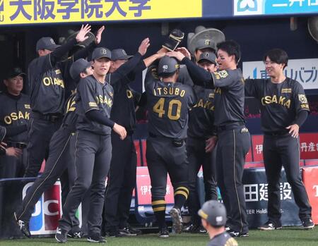 　２回、自身の内野安打と相手エラーで２点入り、ナインに手荒く祝福される井坪（４０）＝撮影・立川洋一郎