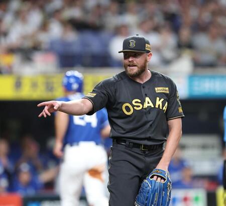 　２回、ボスラーの本塁セーフ判定に対してリクエストを促すビーズリー（撮影・北村雅宏）