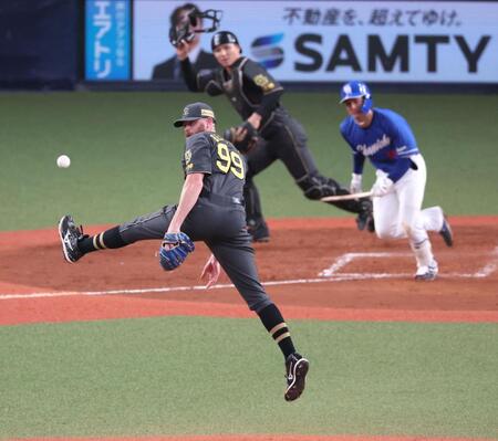 　４回、石伊の打球に飛びつくビーズリー（撮影・立川洋一郎）