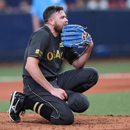 　４回、マラーに死球を当て、ひざまずくビーズリー（撮影・田中太一）