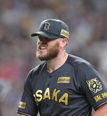 　４回を投げ終え、顔をしかめながらベンチに戻るビーズリー（撮影・北村雅宏）