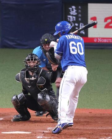 　４回、死球を受ける山本（撮影・立川洋一郎）