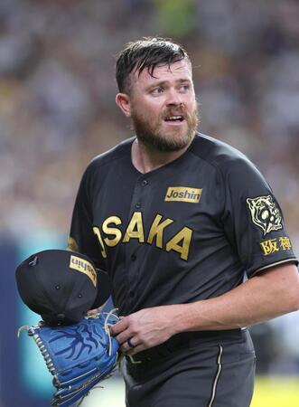 　５回途中、交代を告げられてベンチに戻るビーズリー（撮影・北村雅宏）