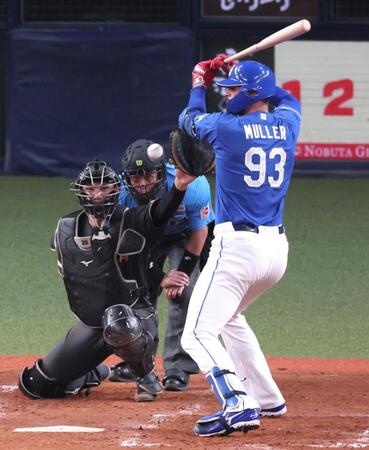 　４回、死球を受けるマラー（撮影・立川洋一郎）