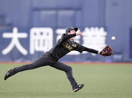 　５回、チェイビスのフライを好捕する中野（撮影・北村雅宏）